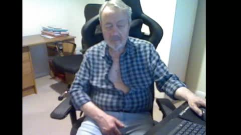 erasmus_d online show from March 3, 2025, 6:01 pm