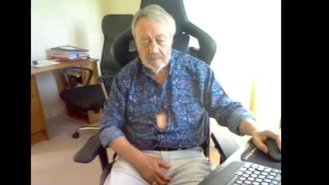 erasmus_d online show from September 13, 2025, 5:13 pm