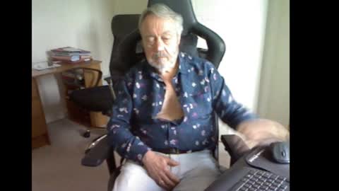 erasmus_d online show from September 14, 2025, 4:39 pm