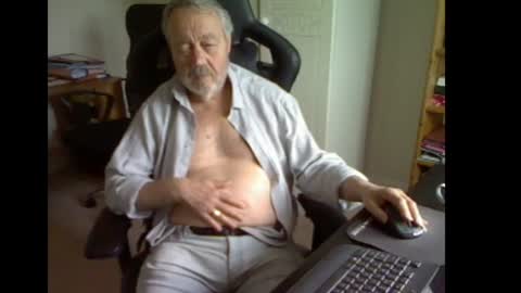 Snapshot of erasmus_d chatting on June 11, 2026, 5:11 pm erasmus_d online show from June 11, 2026, 5:11 pm