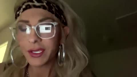 Erika Love online show from November 21, 2025, 1:43 pm