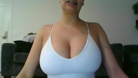 erin2025 online show from November 19, 2025, 5:07 am