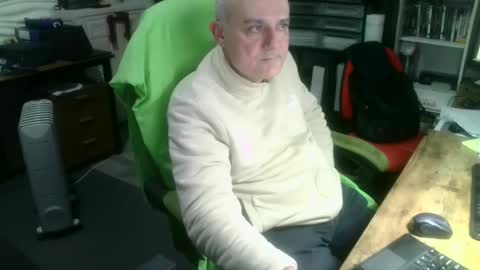 Snapshot of ernello chatting on October 3, 2025, 12:46 pm ernello online show from October 3, 2025, 12:46 pm