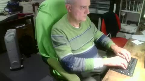 Snapshot of ernello chatting on October 25, 2025, 11:43 pm ernello online show from October 25, 2025, 11:43 pm