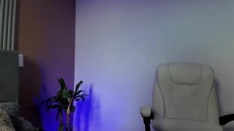 Eros Lux1 online show from April 11, 2026, 12:09 pm