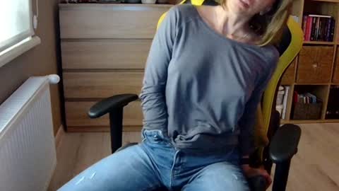 Melissa   online show from February 3, 2025, 8:57 pm