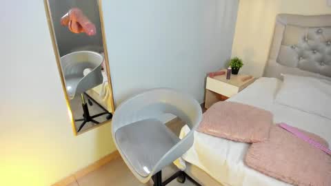 Snapshot of escarleth__ chatting on October 23, 2025, 2:05 pm Escarlet online show from October 23, 2025, 2:05 pm