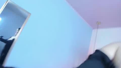 Escarlet online show from December 1, 2025, 2:11 pm