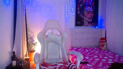 Esmeralda online show from December 19, 2024, 2:01 am