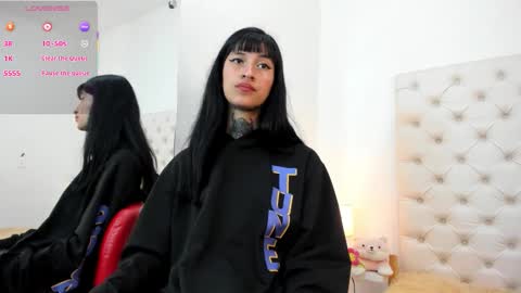 esmeralda  online show from December 4, 2025, 4:59 pm