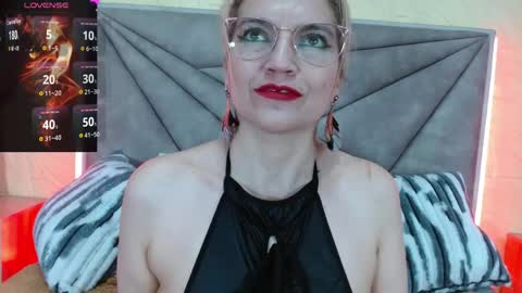 Snapshot of esmeralda_oikos chatting on June 3, 2026, 3:09 am Esmeralda .INDEPENDENT MODEL online Monday to Saturday 3 pm Chicago online show from June 3, 2026, 3:09 am