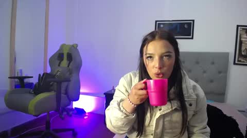 Snapshot of esmeraldaa_sc chatting on November 1, 2025, 11:40 pm Perla online show from November 1, 2025, 11:40 pm