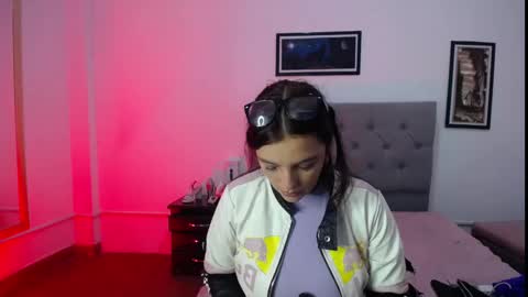 Snapshot of esmeraldaa_sc chatting on November 15, 2025, 6:22 am Perla online show from November 15, 2025, 6:22 am