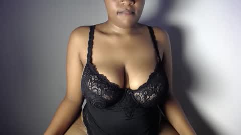 Snapshot of esmeray_ chatting on May 10, 2026, 11:15 am Esme online show from May 10, 2026, 11:15 am