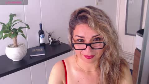 Snapshot of esperanza86_ chatting on December 22, 2024, 1:44 pm Juliana online show from December 22, 2024, 1:44 pm