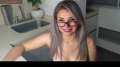 Snapshot of esperanza86_ chatting on February 7, 2025, 12:42 am Juliana online show from February 7, 2025, 12:42 am