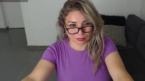 Snapshot of esperanza86_ chatting on February 11, 2025, 11:44 pm Juliana online show from February 11, 2025, 11:44 pm