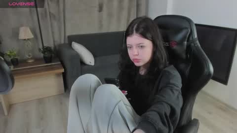 Snapshot of este_ria chatting on December 4, 2024, 12:19 am esteria online show from December 4, 2024, 12:19 am