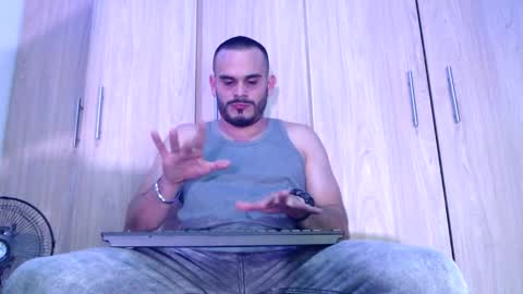 Snapshot of esteban_fer chatting on March 4, 2025, 5:00 am Esteban Fernandez online show from March 4, 2025, 5:00 am