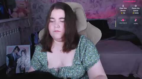 estelle_hicks online show from June 16, 2026, 7:27 pm