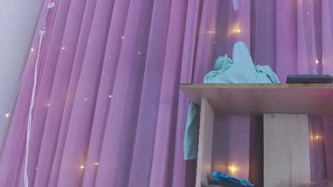 Snapshot of estrella_hanks_ chatting on July 3, 2026, 12:00 pm Estrella online show from July 3, 2026, 12:00 pm