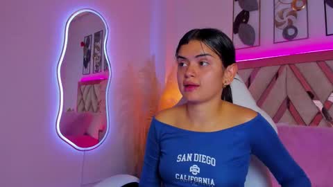 Estrella  online show from March 19, 2026, 2:10 pm