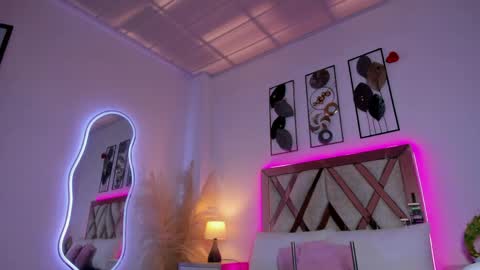 Estrella  online show from March 25, 2026, 1:28 pm