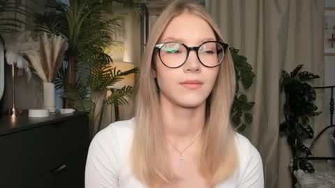 Snapshot of eternity_cuite chatting on October 16, 2025, 4:57 am Natalie online show from October 16, 2025, 4:57 am