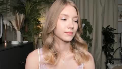 Snapshot of eternity_cuite chatting on October 17, 2025, 5:43 am Natalie online show from October 17, 2025, 5:43 am