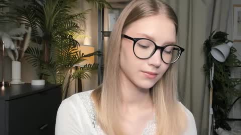 Snapshot of eternity_cuite chatting on October 24, 2025, 5:48 am Natalie online show from October 24, 2025, 5:48 am