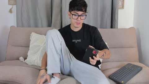 etham_wolf1 online show from April 1, 2026, 5:21 pm