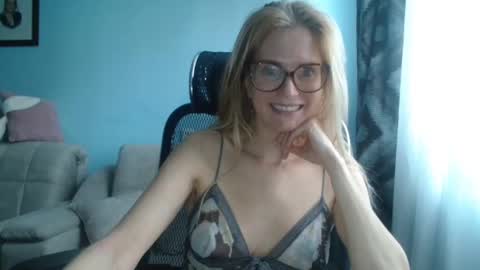 eva2323 online show from January 20, 2025, 8:09 am