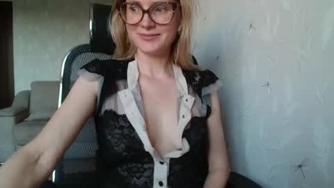 Snapshot of eva2323 chatting on October 8, 2025, 2:25 pm eva2323 online show from October 8, 2025, 2:25 pm