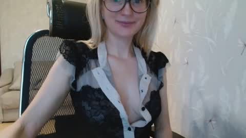 Snapshot of eva2323 chatting on October 13, 2025, 2:50 pm eva2323 online show from October 13, 2025, 2:50 pm