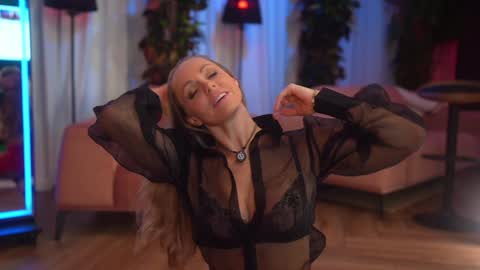 Snapshot of eva_fashionista chatting on October 10, 2025, 3:05 am Eva online show from October 10, 2025, 3:05 am