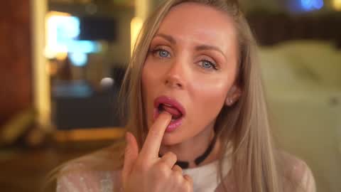 Eva online show from December 5, 2025, 7:54 pm