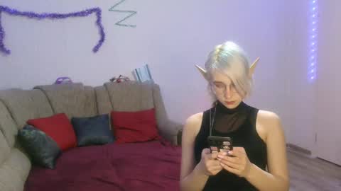 eva_forrest online show from December 23, 2024, 8:25 pm