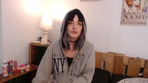 Snapshot of eva_halsey chatting on December 4, 2024, 2:20 am E V A online show from December 4, 2024, 2:20 am