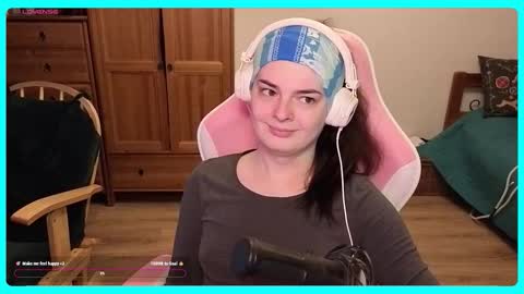 Snapshot of eva_katt chatting on September 30, 2025, 12:32 pm Gamer Katt online show from September 30, 2025, 12:32 pm