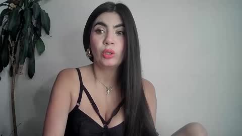 evacollins12 online show from January 31, 2025, 11:24 pm