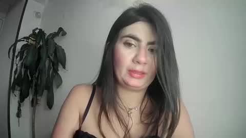 evacollins12 online show from February 6, 2025, 12:22 am
