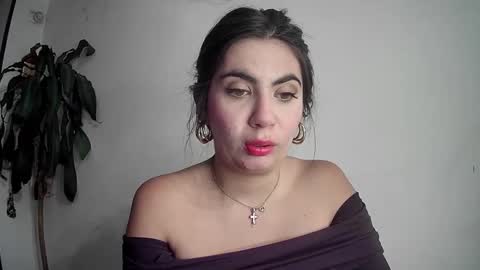 evacollins12 online show from February 9, 2025, 12:17 am
