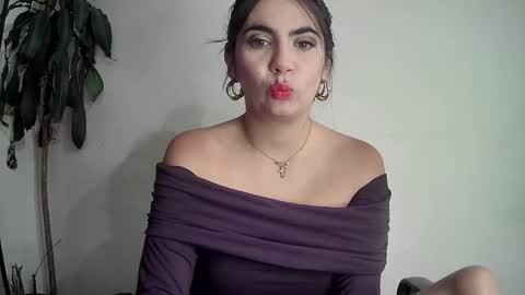 evacollins12 online show from February 9, 2025, 3:22 am