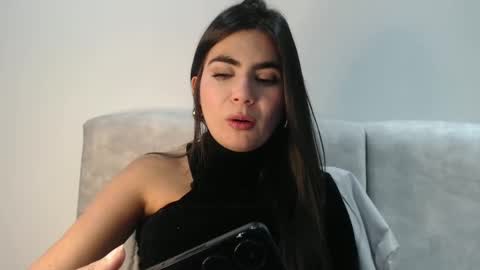 evacollins12 online show from October 1, 2025, 1:33 am