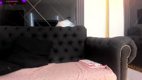 Snapshot of evaloviaa_ chatting on October 23, 2025, 1:21 pm Eva online show from October 23, 2025, 1:21 pm