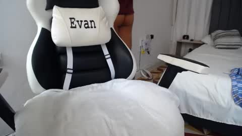 Snapshot of evans_king chatting on December 22, 2024, 3:55 pm Evan online show from December 22, 2024, 3:55 pm