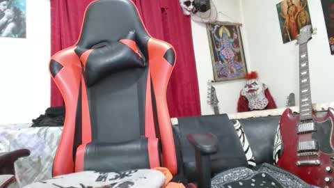 evans_xy online show from April 25, 2026, 2:36 am