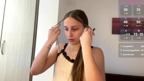 Snapshot of evarenard_ chatting on June 1, 2026, 5:25 pm evarenard_ online show from June 1, 2026, 5:25 pm
