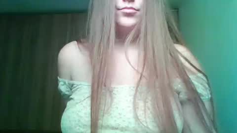 evasapples2026 online show from May 5, 2026, 11:02 pm