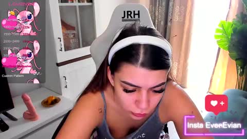 Snapshot of eveeevian chatting on March 10, 2025, 10:15 am eveeevian online show from March 10, 2025, 10:15 am